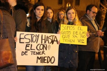 12 manifestacion dia de la mujer denia jovenes con pancartas