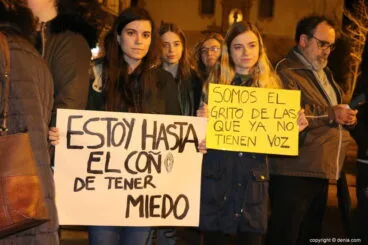 12 manifestació dia de la dona denia joves amb pancartes