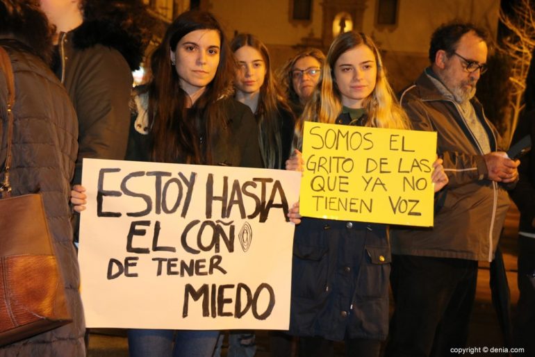 Manifestación Día de la Mujer Dénia - jóvenes con pancartas