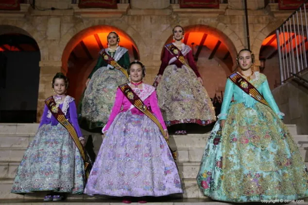 Melani y Carla: "Es momento de mostrar el trabajo de una población orgullosa de sus tradiciones" 11 14 crida falleras mayores denia 2018 cortes de honor