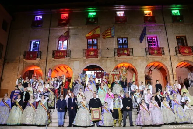 Melani y Carla: "Es momento de mostrar el trabajo de una población orgullosa de sus tradiciones" 16 19 crida falleras mayores denia 2018 con las fallas de denia