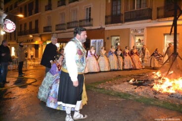 Cremà de las fallas de Dénia 2018 – Las falleras mayores y sus cortes rodean el monumento
