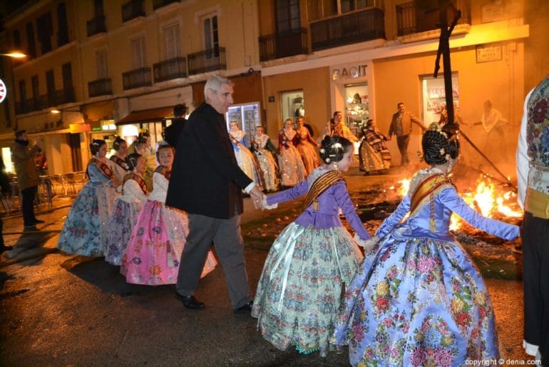 Cremà de las fallas de Dénia 2018 - Las falleras mayores y sus cortes rodean el monumento
