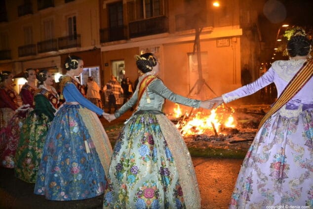 27 crema de las fallas de denia 2018 las falleras mayores y sus cortes rodean el monumento