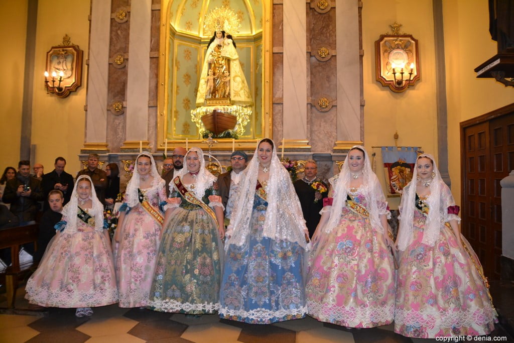 Ofrenda en la iglesia de San Antonio – Representantes de Sant Vicent del Raspeig