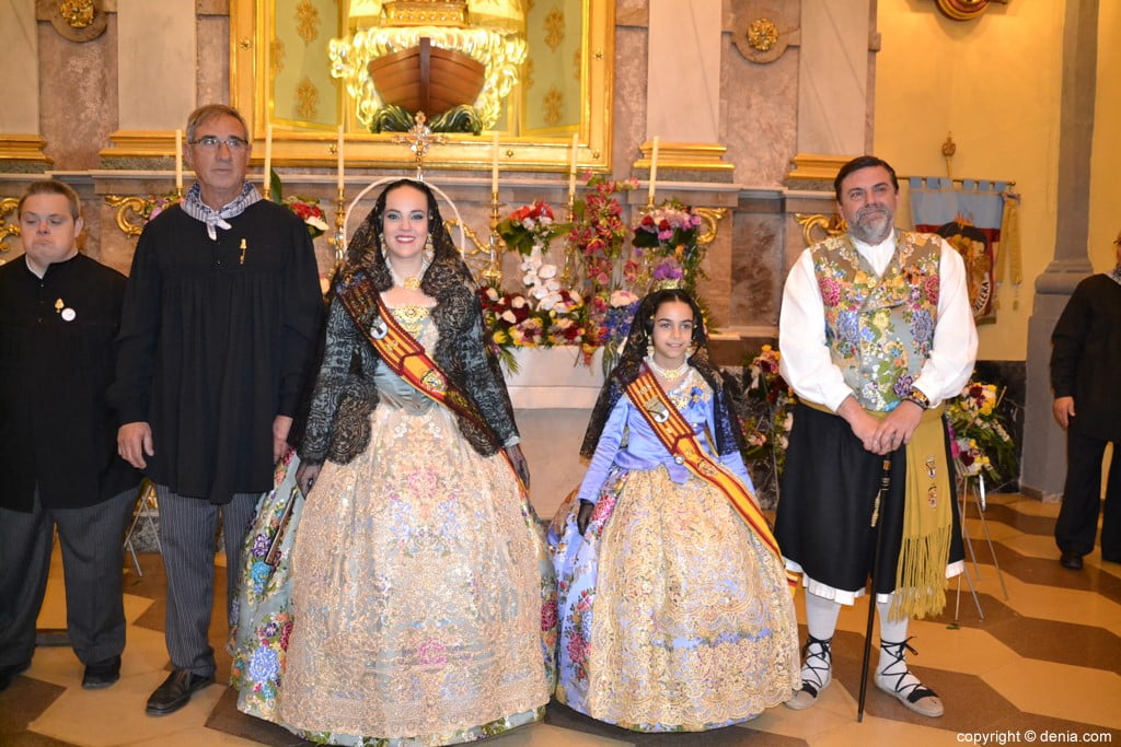 Ofrenda en la iglesia de San Antonio – Melani y Carla con el presidente y la Comissió