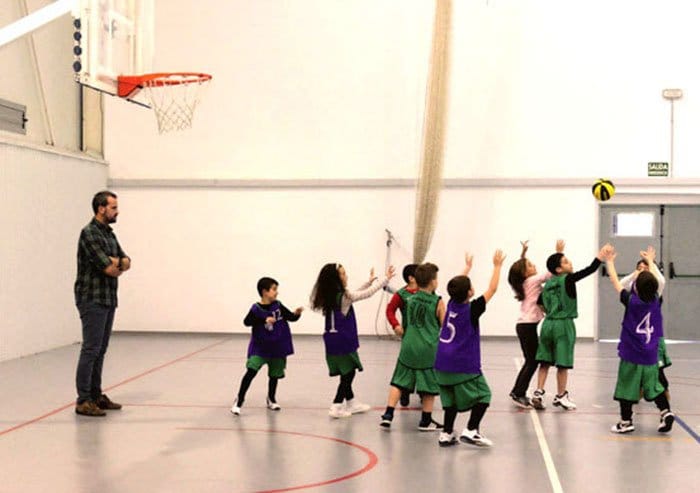 alumnos del montgo jugando durante un tiempo muerto