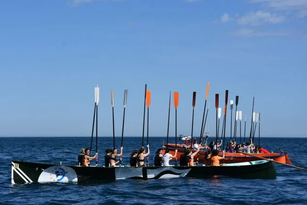 ambas embarcaciones levantando los remos