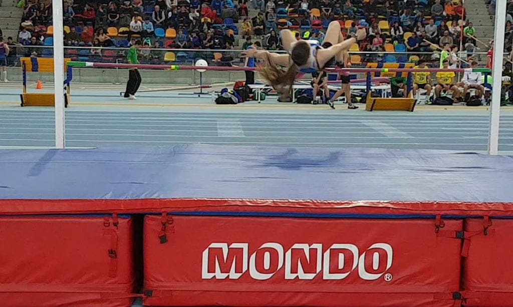 Experiencia inolvidable para Ángela Moltó y Anna Muñoz en el Campeonato de España Cadete 2 angela molto saltando el liston