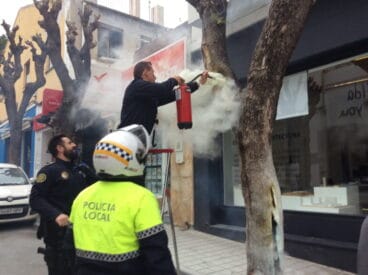 Arde un árbol en Marqués de Campo