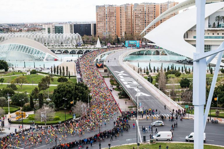 atletas en el campeonato del mundo de media maraton