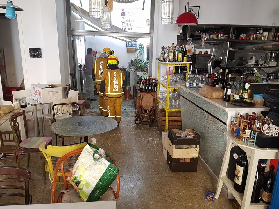 bomberos en el interior del restaurante