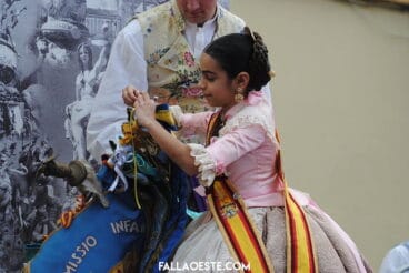 Carla Vinaroz impone el corbatín a la Bandera del Oeste