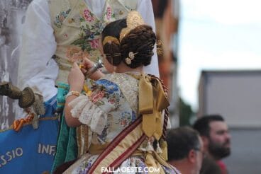 Celia Llorens impone el corbatín a la Bandera del Oeste