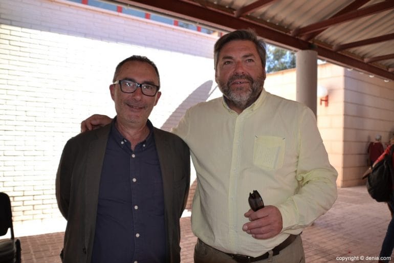 El director del IES María Ibars y el concejal de educación
