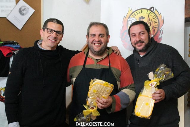 el presidente de la falla con los cocineros