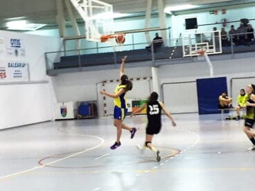 Entrada a canasta de una jugadora junior del Dénia Básquet