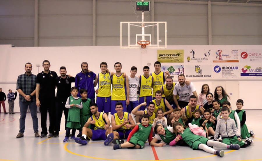 escolares del montgo con los jugadores del denia basquet club
