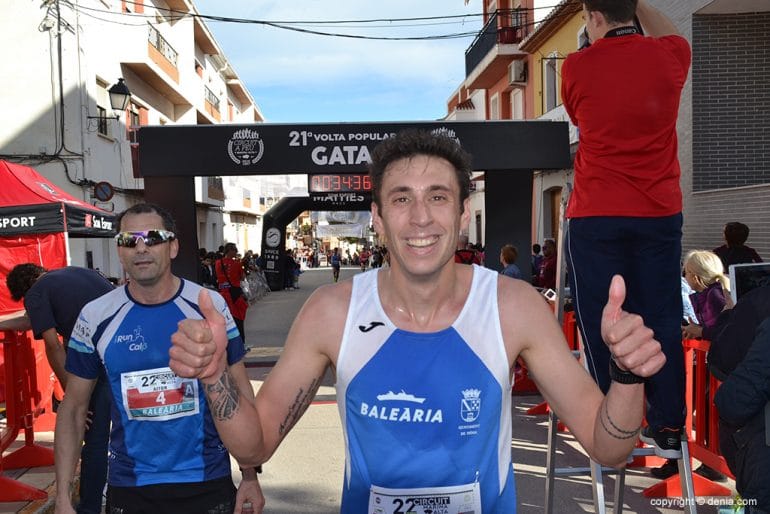 Fran López al entrar en meta