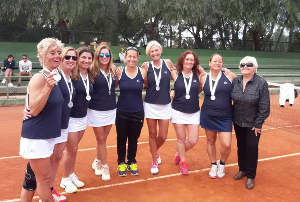 Gala León con las jugadoras del equipo Veteranas +40 A del Club Tenis Dénia