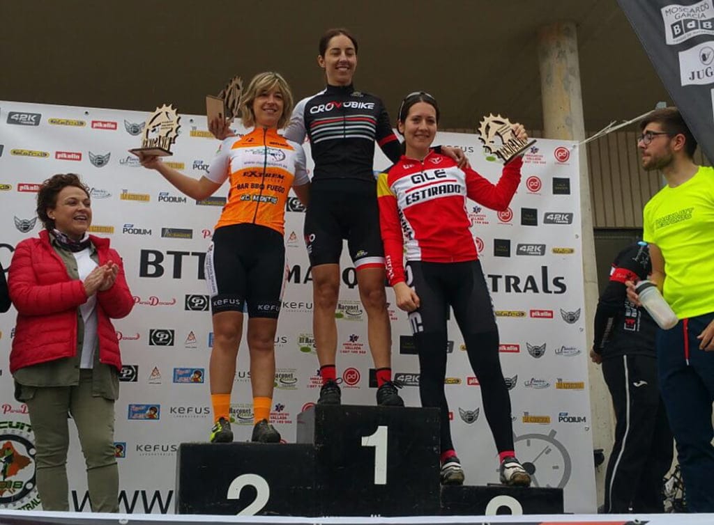 gloria medina en el podio