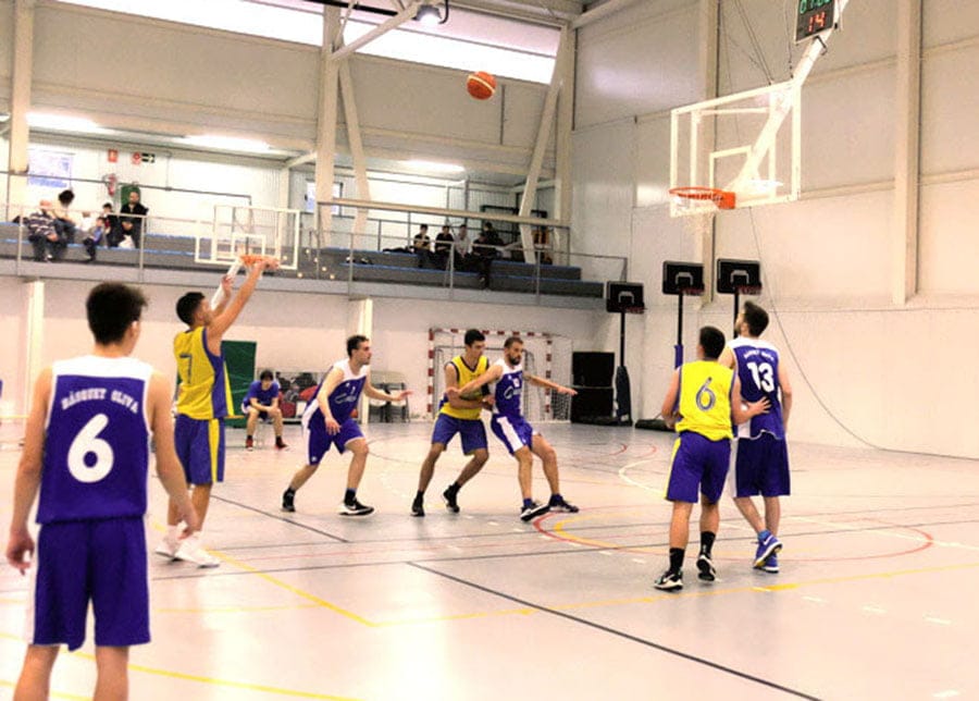 hayzam lanzando un tiro libre