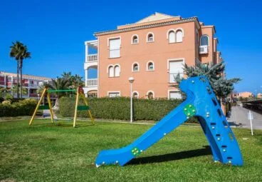 Jardín de la urbanización Aguila Rent a Villa