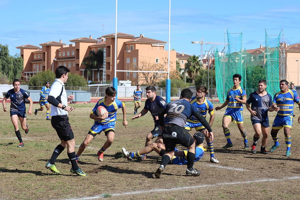 jugador dianense con el balon