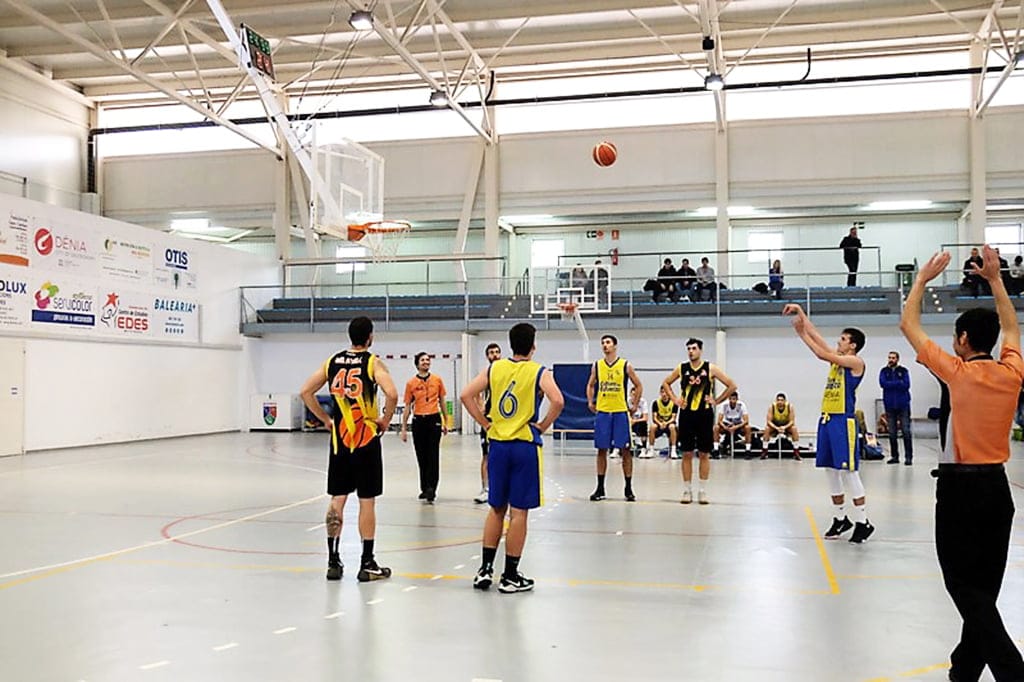 jugador senior lanzando tiros libres