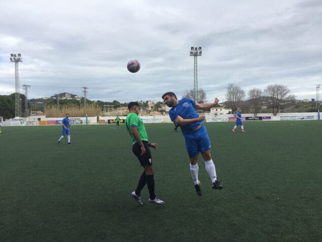 jugadores del calpe y denia disputando un balon