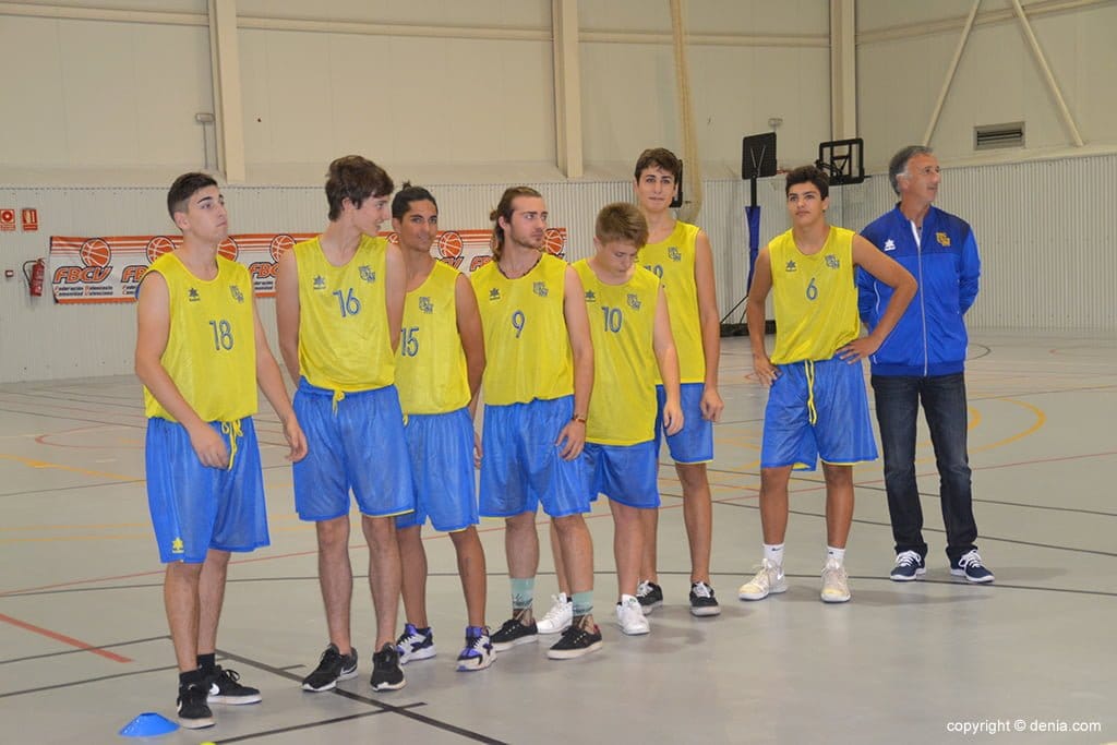 Los equipos seniors y juniors del Dénia Básquet afrontan con optimismo la recta final de la liga 3 jugadores del junior del denia basquet