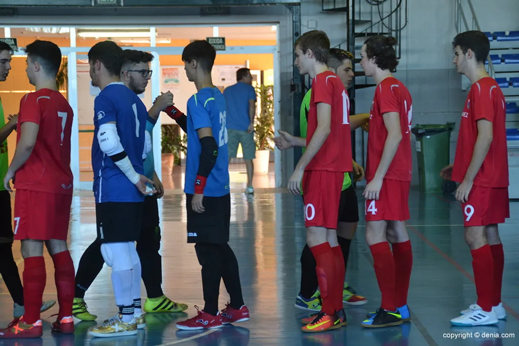 Clara superioridad del Paidos-F. Fernández Luna ante el Promesas Alicante (7-9) 2 jugadores del paidos saludando a un rival