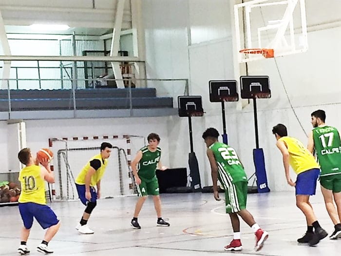 junior dianense tirando un tiro libre frente al cb ifach calp