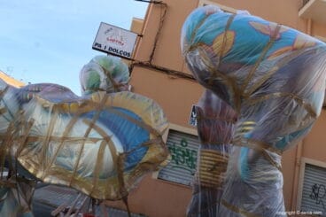 la falla baix la mar saca los primeros ninots a la calle