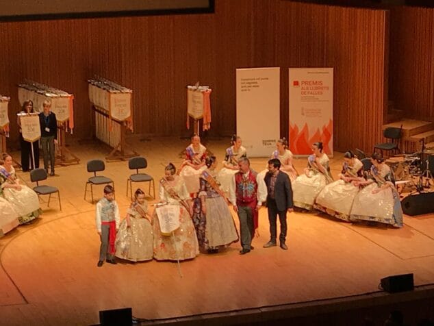 la fallera mayor de valencia entrega el premio a la falla oeste