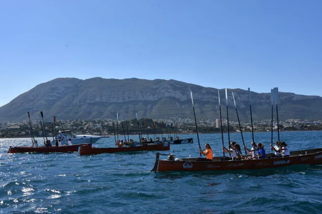 las embarcaciones en el mar
