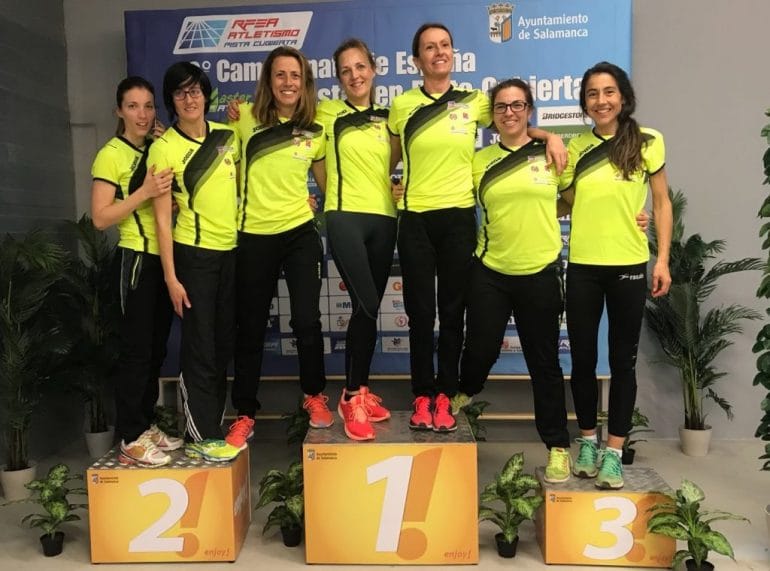 Lilia Riva junto a sus compañeras del CA Playas de Castellón en el podio