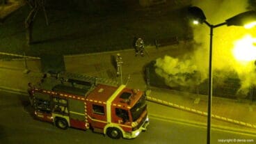 Los bomberos sofocan un fuego