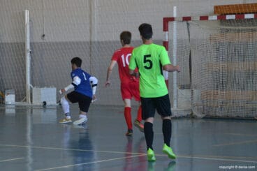 los colegiales en tareas defensivas