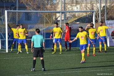los dianenses defendiendo un corner