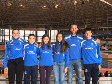 Marc Bañuls con los atletas del CA Baleària Diànium en Valencia