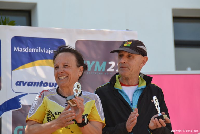 Mila Ortega y Vicent De Juan en el podio