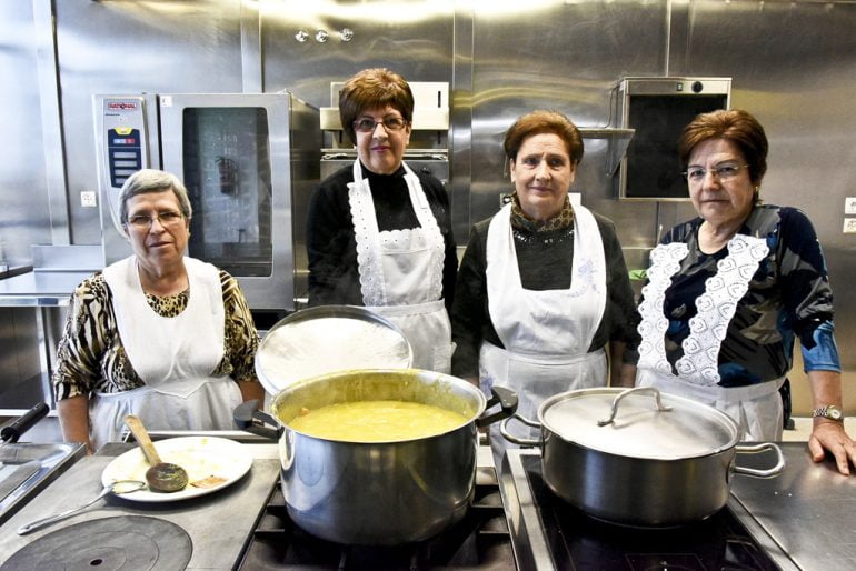 Frauen, die am CDT gelehrt haben, traditionelle Gerichte zu kochen