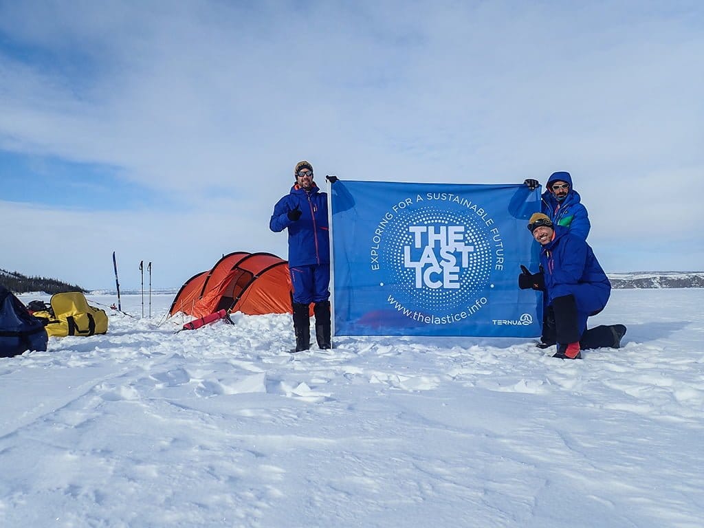 orgullosos mostrando la bandera de la expedicion