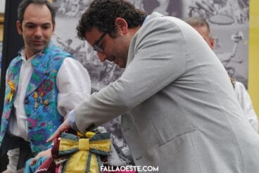 Óscar Mengual impone el corbatín a la Bandera del Oeste