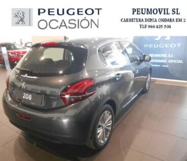 Parte trasera del vehículo Peugeot 208 Peumovil