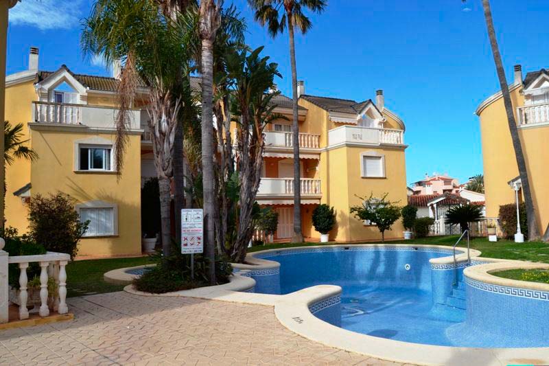 piscina comunitaria del adosado euroholding