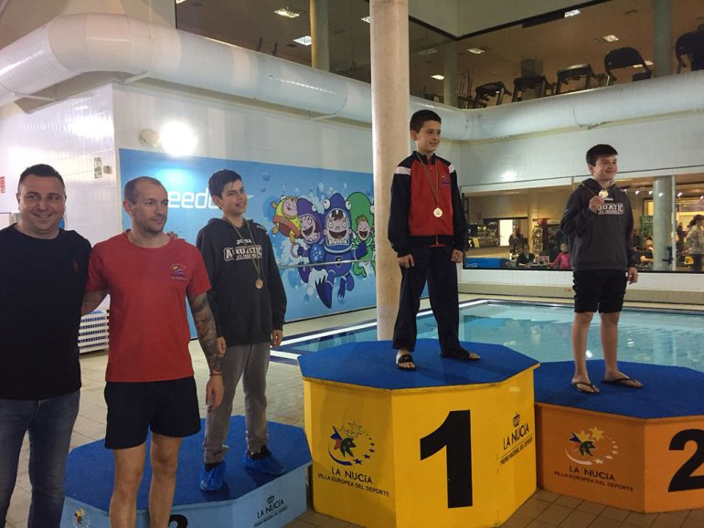 podio con nadadores del club natacio aquatic