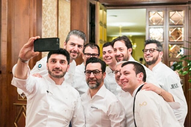 quique dacosta y el resto de chefs durante la accion solidaria de milan