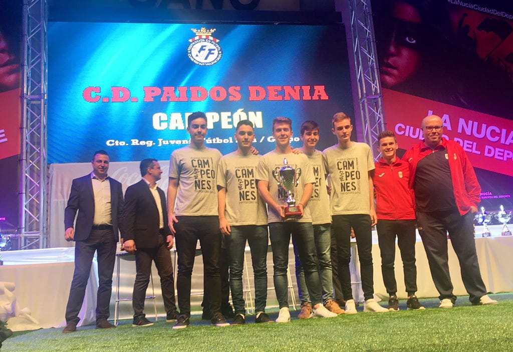 Los equipos del Paidos Dénia recogieron su trofeos en la 'Gala de Fútbol valenciano' 1 raul gil con sus chicos del juvenil del paidos denia